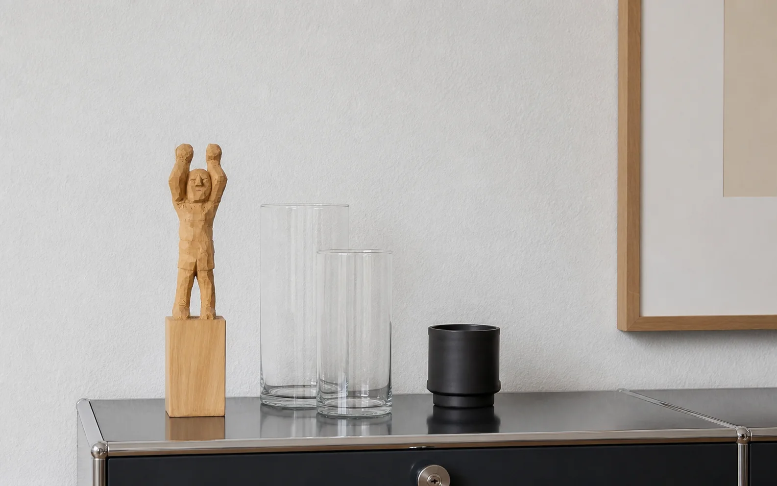Holzskulptur und Glas als Detail der Praxisgestaltung